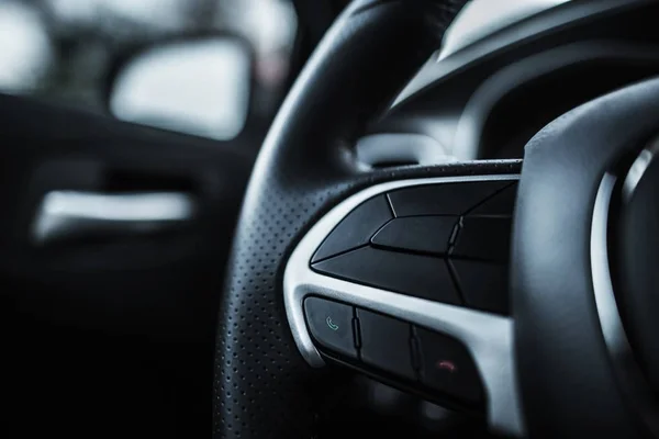 現代の車のステアリング ホイールのクローズ アップ写真 ホイールの機能ボタン — ストック写真