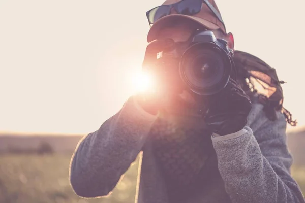 Натисніть Фотографа Цифровими Фотоапаратами Віддаленому Місці — стокове фото