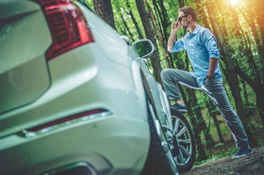 Beyaz iş adamı bir an hedef üzerinde bazı iş konuma alma..