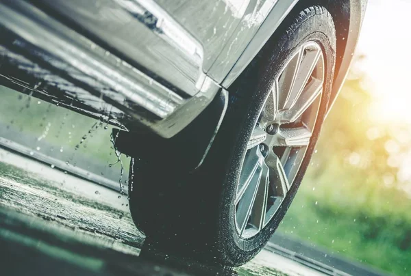 Bilkörning Regn Moderna Regn Sommarsäsongen Däck Våta Trottoaren Närbild Vattenplaning — Stockfoto