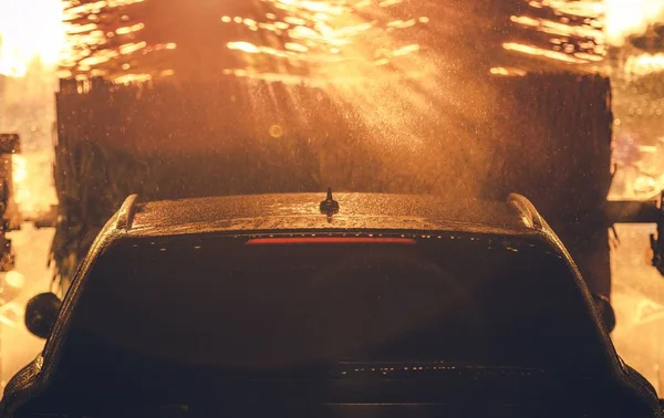 Автомийка Сонці Промені Сонця Між Щітками Автомийки Тема Транспортної Галузі — стокове фото