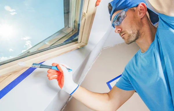 Pintura Sala Acabado Por Handyman Caucásico Sus Años Apartamento Tema — Foto de Stock