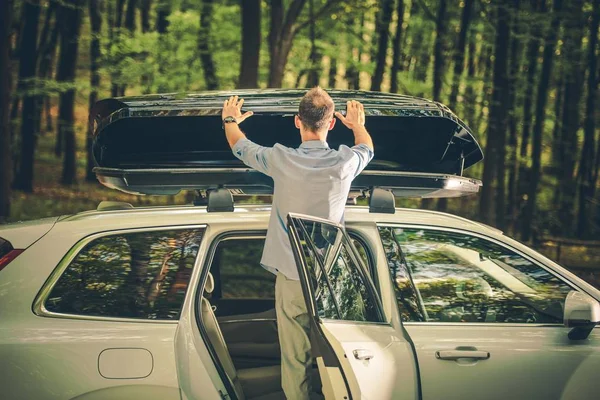 Hombres Caucásicos Instalando Coche Techo Carga Contenedor Antes Vacaciones Viaje — Foto de Stock