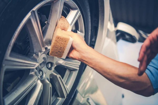 Homens Limpando Roda Liga Carro Foto Conceito Lavagem Detalhamento Veículos — Fotografia de Stock