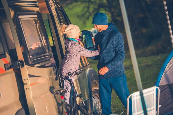 Dovolená Camper Van Cestování Otec Dcerou Baví Campground Park — Stock fotografie