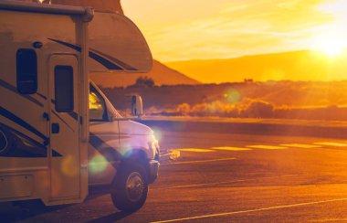 Camper Van yolculuğa. Yaz tatili zaman yolda. RVing Tema.