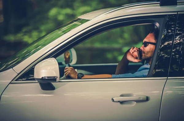 Conduire Avec Téléphone Portable Caucasien Les Hommes Dans Son Trentaine — Photo