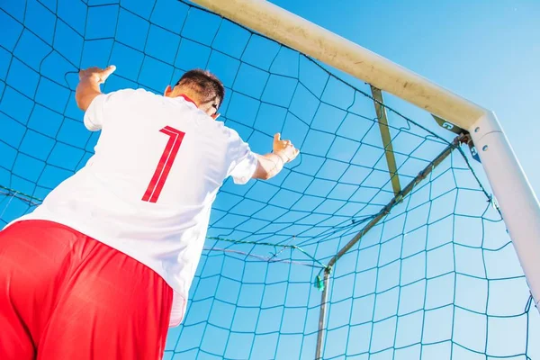 守门员与第一个在 T恤的目标 欧洲足球主题 足球比赛 — 图库照片