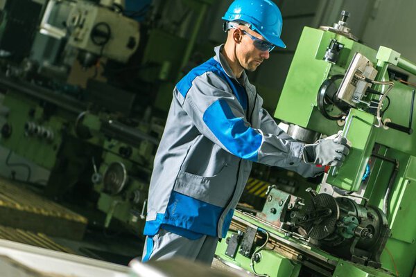 Работа в металлообрабатывающей машине. Кавказский токарный оператор. Металлообрабатывающая промышленность
.