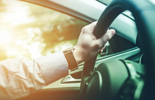 Conceito Motorista Viagem Rodoviária Mão Branca Volante Carro Moderno — Fotografia de Stock