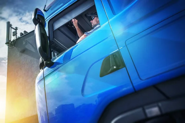 卡车司机合同 年轻的白种人在他的30S 在他的品牌新的蓝色半卡车 — 图库照片