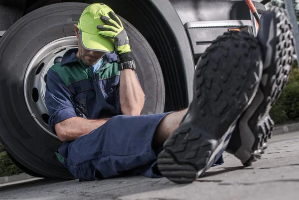 Kaukasiska Lastbilschaufför Hans 30S Har Problem Med Sin Semi Lastbil — Stockfoto