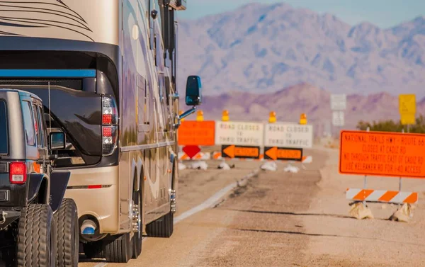 Zomertijd Road Constructies Klasse Van Een Diesel Opdringer Motorhome Met — Stockfoto