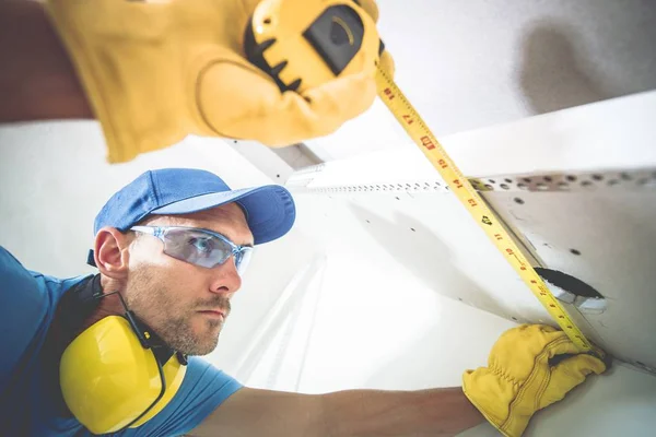 Building Precision Accuracy Caucasian Contractor His 30S Measuring Drywall Ceiling — Stock Photo, Image