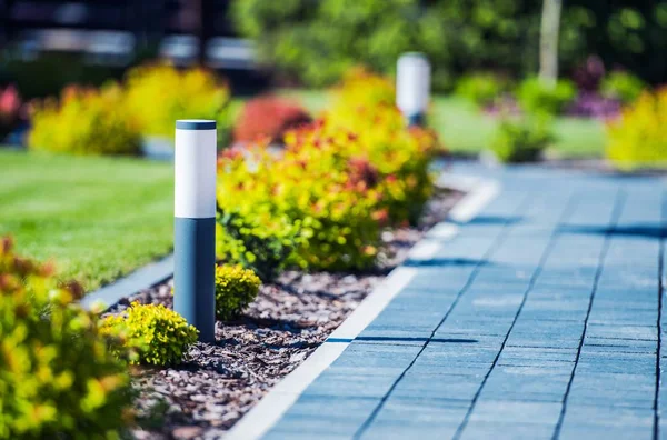 Camino Ladrillo Cobblestone Jardín Con Iluminación Led Elegante Moderna — Foto de Stock