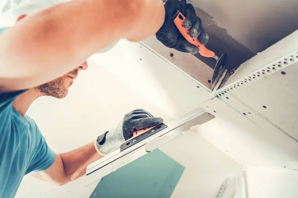 Drywall Finishing Patches Apartment Remodeling Caucasian Worker Finishing Ceiling Elements — Stock Photo, Image