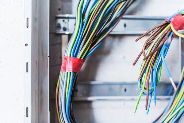 Caixa Alimentação Elétrica Bagunça Bando Cabos Coloridos Sem Etiquetas Instalação — Fotografia de Stock