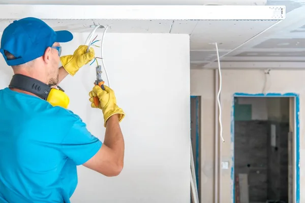 Elektrische Technician Het Werk Voorbereiden Van Appartement Elektrische Systeem Kabels — Stockfoto