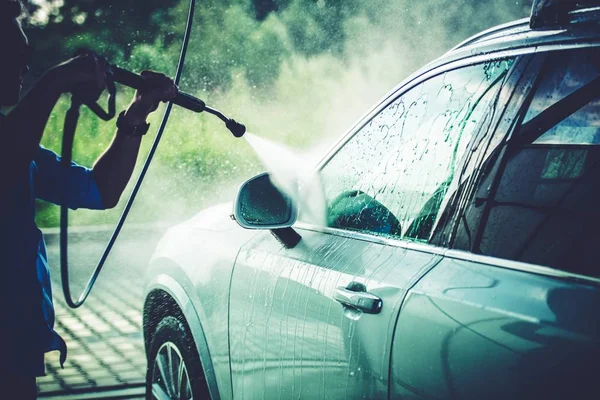 Männer Reinigen Sein Fahrzeug Der Waschanlage Mit Hochdruck Wassersprüher — Stockfoto