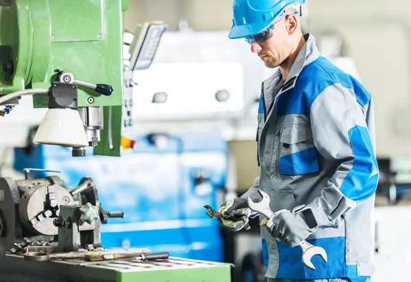 Metalworking Machines Mechanic Caucasian Men Large Wrenches Going Fix Lathe — Stock Photo, Image