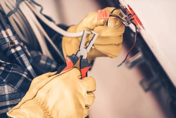 Instalación Toma Corriente Por Técnico Eléctrico Profesional Fotografía Cerca Fuente — Foto de Stock