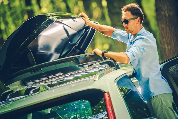 Veicolo Roof Cargo Installazione Uomini Caucasici Prepararsi Road Trip — Foto Stock