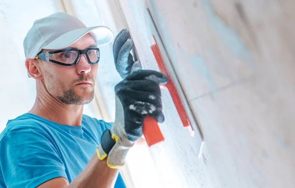 Paredes Finais Nivelando Antes Pintura Trabalhador Construção Caucasiano Limpando Muralha — Fotografia de Stock