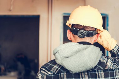 İnşaat işçisi iş. Beyaz Sarı Sabit erkeklerde Closeup fotoğraf şapka. 