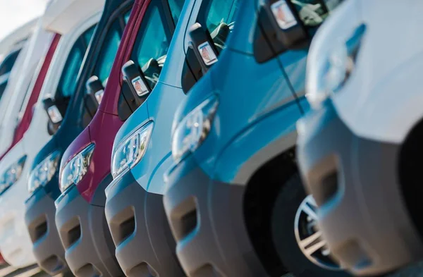 Kaupallinen Cargo Vans Sale Automotive Dealership Englanniksi Rivi Upouusi Pakettiautot — kuvapankkivalokuva