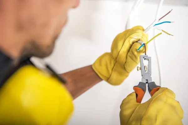 Bau Einer Ordnungsgemäßen Elektrik Elektrotechniker Bereitet Kabel Für Die Steckdoseninstallation — Stockfoto