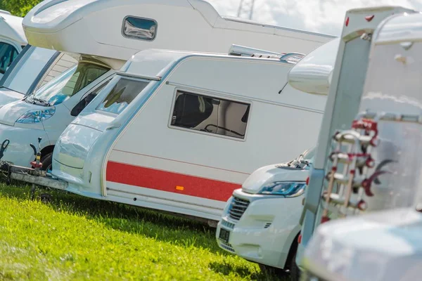 Camper Campers Opslag Parkeren Met Veel Recreatieve Voertuigen Rij — Stockfoto