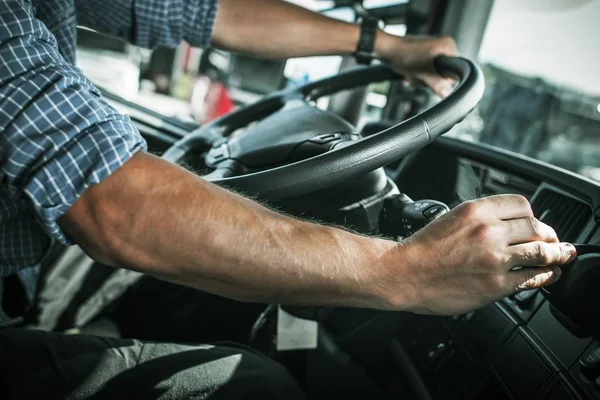 Kaukasische Vrachtwagenchauffeur Achter Het Stuur Van Semi Vrachtwagen Transport Industrie — Stockfoto