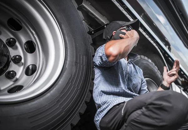 Lastbilen Kör Affärsidé Kaukasiska Trucker Telefonen Bredvid Sitt Fordon — Stockfoto