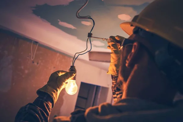 電気工事業者作業 光を修正 — ストック写真