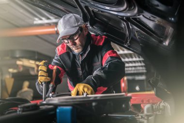 Eski benzinli motor tamir etmeye Otomotiv Pro makinist.
