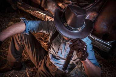 Beyaz Western kovboy şapkası ahırda rahatlatıcı erkekler giymek. Kırsal kavramı.