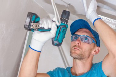 Küçük Remodeling proje. Beyaz erkekler güç ile oluşturma Led tavan aydınlatma aracı.