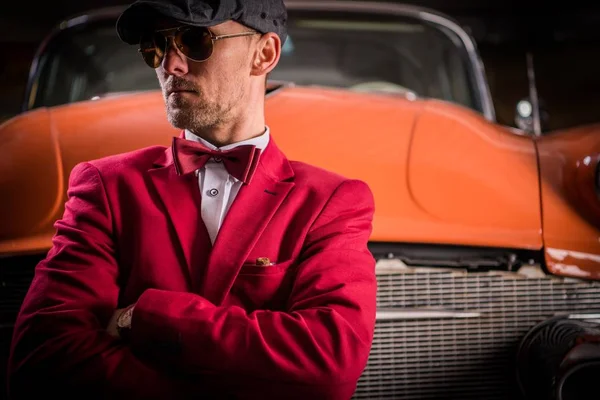 古典的な車のコレクター クラシックカー オークションを待っているエレガントな白人男性 — ストック写真