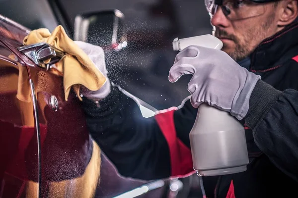 Limpeza Carro Detalhada Por Profissional Cleaner Levando Carro Clássico Corpo — Fotografia de Stock