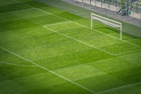 空サッカー ピッチおよび目標のクローズ アップ サッカーのテーマ — ストック写真