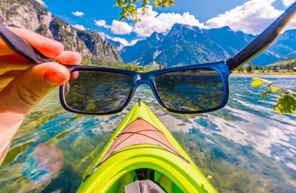 Kajakfahren Der Sonne Kajakfahrer Trägt Sonnenbrille Vor Kajakfahrt Auf Dem — Stockfoto