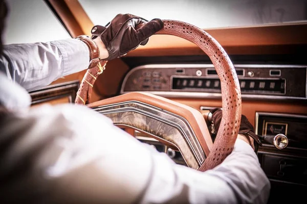 Retro Araba Klasik Arabasında Yolda Sürüş Deri Eldiven Beyaz Erkeklerde — Stok fotoğraf