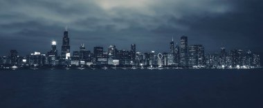 Chicago gece zaman manzarası derin mavi renk sınıflandırma içinde. Chicago, Illinois, ABD. Panoramik fotoğraf.