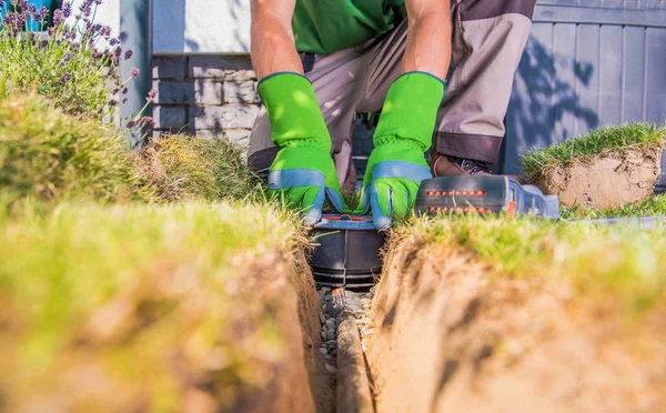 Gardener Building Backyard Garden Watering Systems Instalação Automática Aspersores Gramado — Fotografia de Stock