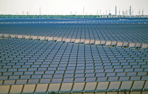近代的な再生可能エネルギーの植物 巨大な太陽光発電のクローズ アップ写真 — ストック写真