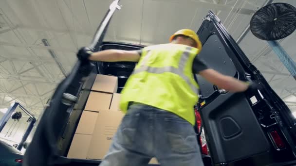 Courier Delivery Shipment Delivery Unloading Worker — Stock Video