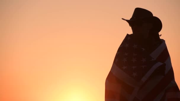 美国白人男子西部穿着美国国旗慢动作 — 图库视频影像