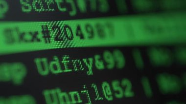 Bilgisayar ekranında çalışan rasgele hack kodları. Closeup Video.