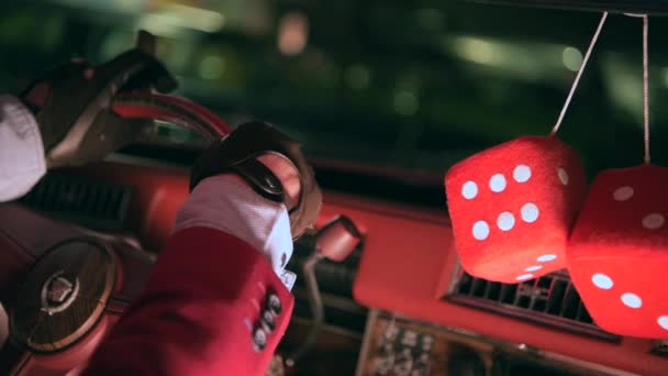 Craps Tärningarna Bilen Släpper Spegel Och Gambler Bakom Ratten — Stockvideo