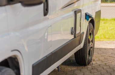 Camper Van Elektrik bağlantı. Elektrik bağlantısı kamp yerinde. RVing Tema.